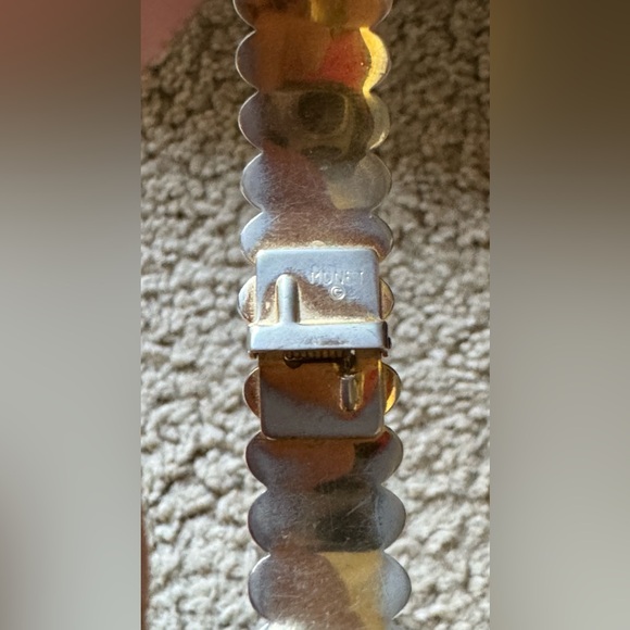 Vintage Monet Gold Tone Oval Hinged Bangle Bracelet Signed - GORGEOUS - Picture 2 of 5